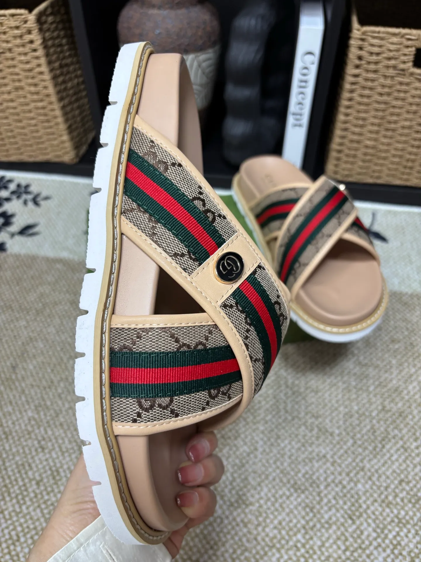 Factory 💰 300 yuan Gucci slippers] high-end men's shoes brand official website 1:1 latest masterpiece: original mold customization, the fabric is made of imported original materials, upgraded outsole, lighter and non-slip. The market's top quality, simple yet tasteful, a must-have for fashionistas, fashionable at your feet, full of confidence, the same style at the counter 👍The season of summer slippers is here. Code: 38-45 (45 customized)